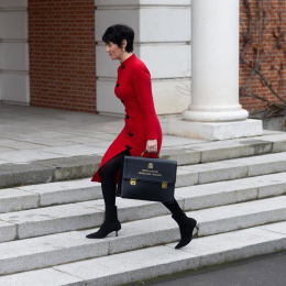 La ministra de Seguridad Social, Inclusión y Migraciones y nueva portavoz del Gobierno, Elma Saiz, a su llegada al Palacio de la Moncloa este martes Eduardo Parra - Europa Press