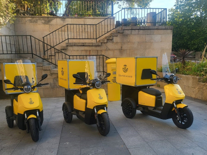 Archivo - Motos eléctricas de Correos CORREOS - Archivo