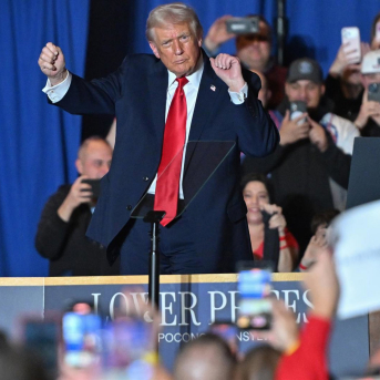09 December 2025, US, Mt. Pocono: US President Donald Trump dances in front an audience at Mt Airy Casino. Photo: Aimee Dilger/SOPA Images via ZUMA Press Wire/dpa Aimee Dilger/SOPA Images via ZUM / DPA