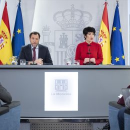 El ministro de Transportes y Movilidad Sostenible, Óscar Puente, y la ministra de Seguridad Social, Inclusión y Migraciones y nueva portavoz del Gobierno, Elma Saiz