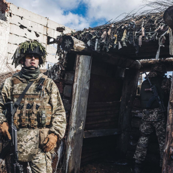Un soldado del ejército ucraniano observa mientras otro apunta con su arma desde la trinchera en la línea del frente. Diego Herrera - Europa Press