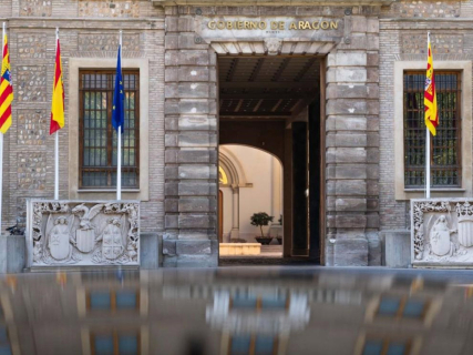 Uno de los accesos al Edificio Pignatelli, sede del Gobierno de Aragón. FABIÁN SIMÓN