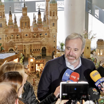 El presidente del Gobierno de Aragón, Jorge Azcón, atiende a los medios en el Hogar de Mayores y Centro de Día Luis Aula. FABIAN SIMON