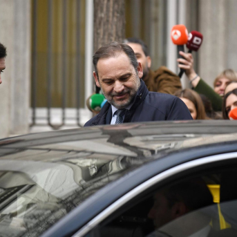 El ex ministro de Transportes José Luis Ábalos (c) sale de declarar al Tribunal Supremo, a 20 de febrero de 2025, en Madrid (España). Fernando Sánchez - Europa Press