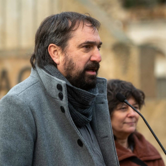 Los diputados de la CUP en el Parlament Dani Cornellà y Pilar Castillejo en la tradicional ofrenda en la tumba del expresidente de la Generalitat republicana Francesc Macià. LORENA SOPENA-EUROPA PRESS