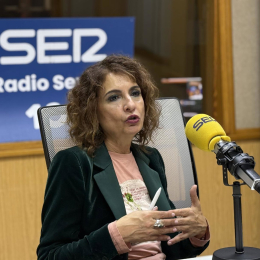 La vicepresidenta primera del Gobierno y ministra de Hacienda, María Jesús Montero, durante la entrevista con la Cadena Ser CADENA SER