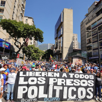 Opositores al Gobierno de Nicolás Maduro sostienen una pancarta con la leyenda "Liberen a todos los presos políticos" durante una manifestación convocada un día antes de la investidura del presidente Jesus Vargas/dpa