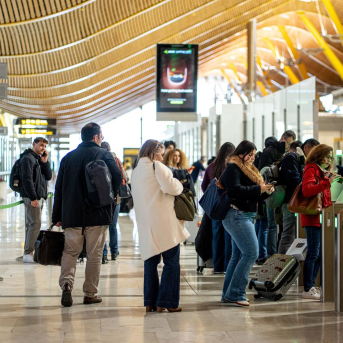 Viajeros en el Aeropuerto Adolfo Suárez Madrid-Barajas, a 19 de diciembre de 2025, en Madrid (España).  Gabriel Luengas - Europa Press
