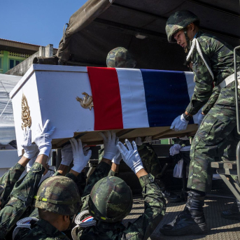 Imagen de archivo de varios militares tailandeses portando el féretro de un compañero caido durante los combates con Camboya. Europa Press/Contacto/Adryel Talamantes