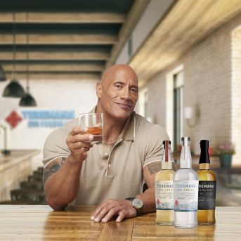 El tequila artesanal premium Teremana de Dwayne Johnson llega al mercado español