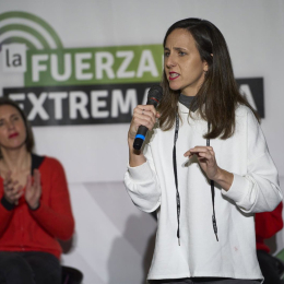 La secretaria general de Podemos, Ione Belarra, en un acto de campaña, en el Palacio de Congresos, a 12 de diciembre de 2025, en Badajoz, Extremadura (España).  Andrés Rodríguez - Europa Press