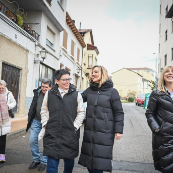 La candidata del PSOE Aragón a las elecciones autonómicas del 8F en la visita previa de este sábado por la mañana a Sabiñánigo. JOSÉ D. VALERO CABREJAS