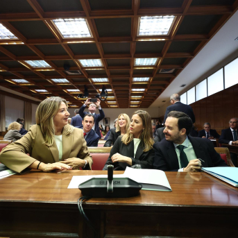 La portavoz del PP en el Senado, Alicia García (i), durante la Comisión de Investigación sobre el 'caso Koldo', en el Senado, a 30 de octubre de 2025, en Madrid (España). Eduardo Parra - Europa Press