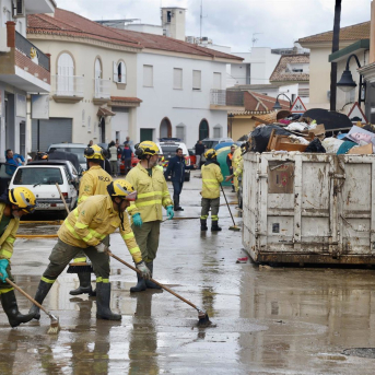 Efectivos de Infoca realizan labores de acondicionamiento de zonas afectadas en la barriada de Los Cardiales en Cártama tras lluvias, a 28 de diciembre de 2025 en Cártama. Álex Zea - Europa Press