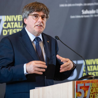 El presidente de Junts, Carles Puigdemont, interviene durante una conferencia, en el Liceu Renouvier, a 19 de agosto de 2025, en Prada de Conflent (Francia). Glòria Sánchez - Europa Press
