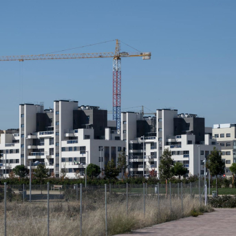 Una grúa en una zona de construcción de edificios. Alberto Ortega - Europa Press Una grúa en una zona de construcción de edificios. Alberto Ortega - Europa Press