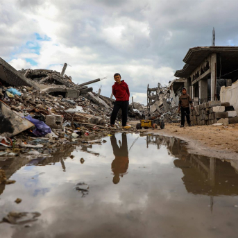 Un niño palestino entre edificios destruidos por la ofensiva del Ejército de Israel contra el campamento de refugiados de Yabalia, en el norte de la Franja de Gaza Europa Press/Contacto/Rizek Abdeljawad