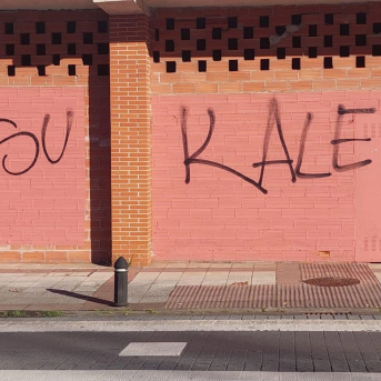 Pintadas contra el alcalde de Loiu, Josu Andoni Begoña (PNV) PNV Pintadas contra el alcalde de Loiu, Josu Andoni Begoña (PNV) PNV
