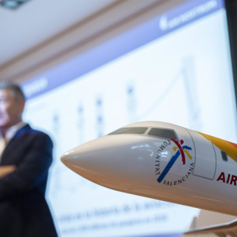 Imagen de archivo de una maqueta de un avión de Air Nostrum durante una presentación de resultados de la compañía, en Valencia (España). Jorge Gil - Europa Press