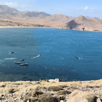 Narcolanchas refugiadas del temporal en la playa de Los Genoveses, en Cabo de Gata (Níjar).  IPG