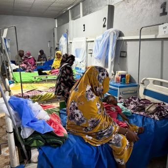 Madres junto a sus hijos enfermos de sarampión en un ala de aislamiento en el Hospital Universitario de Geneina, apoyado por Médicos Sin Fronteras (MSF) en Sudán (archivo) NATALIA ROMERO PEÑUELA/MSF