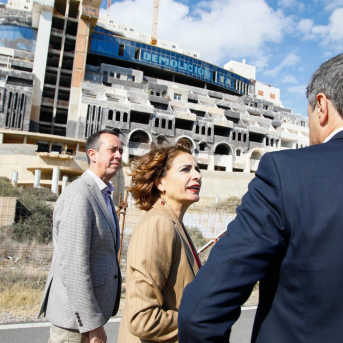 La vicepresidenta primera y ministra de Hacienda, María Jesús Montero, a su llegada al hotel de El Algarrobico en Carboneras (Almería) junto al subdelegado de Gobierno, José María Martín. Marian León - Europa Press La vicepresidenta primera y ministra de Hacienda, María Jesús Montero, a su llegada al hotel de El Algarrobico en Carboneras (Almería) junto al subdelegado de Gobierno, José María Martín. Marian León - Europa Press