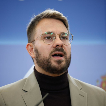El diputado de Sumar Alberto Ibáñez durante una rueda de prensa, en el Congreso de los Diputados, a 4 de noviembre de 2025, en Madrid (España). Alejandro Martínez Vélez - Europa Press