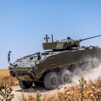 Un vehículo blindado 8x8 Dragón desarrollado por el consorcio Tess Defence, controlado por Indra. INDRA