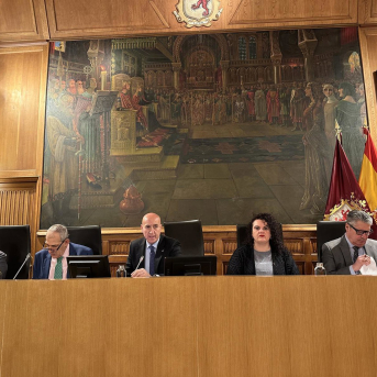 El alcalde de León, José Antonio Diez (centro) y el portavoz socialista, Vicente Canuria (a su izquierda), durante el transcurso del pleno del Ayuntamiento celebrado este lunes. AYUNTAMIENTO DE LEÓN