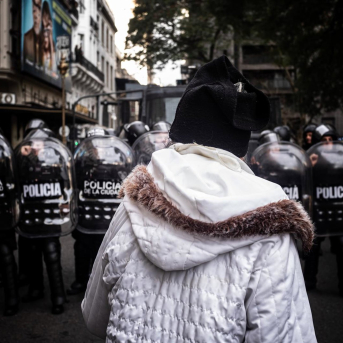 Una persona situada frente a una fila de policías antidisturbios en una manifestación en Buenos Aires, Argentina Europa Press/Contacto/Daniella Fernandez Realin