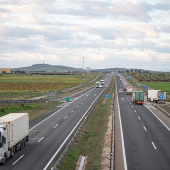 Varios camiones circulan cerca de una gasolinera situada en el eje Manzanares-Valdepeñas de la autopista A4. Eusebio García del Castillo - Europa Press