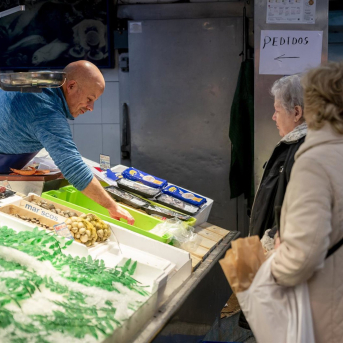 Un trabajador autónomo atendiendo a dos clientas en su pescadería A. Pérez Meca - Europa Press Un trabajador autónomo atendiendo a dos clientas en su pescadería A. Pérez Meca - Europa Press