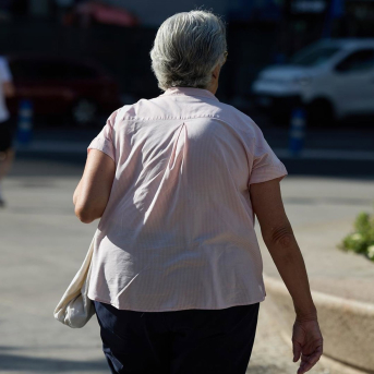 Una mujer pensionista caminando por la calle JESÚS HELLÍN / EUROPA PRESS Una mujer pensionista caminando por la calle JESÚS HELLÍN / EUROPA PRESS