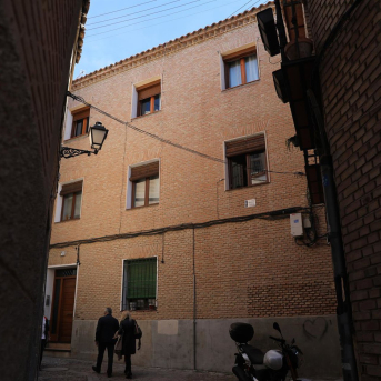 Portales de vecinos en el casco histórico en Toledo. Isabel Infantes - Europa Press