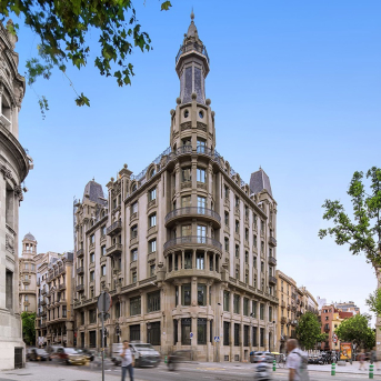 Un edificio de oficinas ubicado en el centro de Barcelona. SAVILLS Un edificio de oficinas ubicado en el centro de Barcelona. SAVILLS