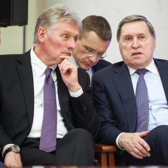 El portavoz del Kremlin, Dimitri Peskov, y Yuri Ushakov, asesor del presidente Vladimir Putin. Europa Press/Contacto/Sergei Bulkin