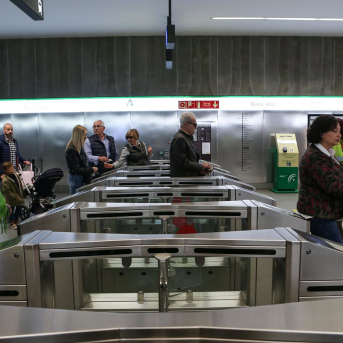 Viajeros en el metro de Granada. JUNTA DE ANDALUCÍA Viajeros en el metro de Granada. JUNTA DE ANDALUCÍA