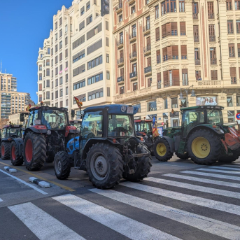 Tractorada en el centro de València contra el pacto con Mercosur y la “pérdida de soberanía alimentaria”