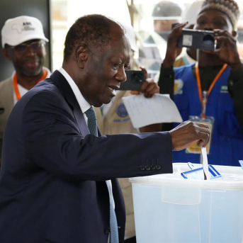 El presidente de Costa de Marfil, Alassane Ouattara, vota durante las elecciones presidenciales de octubre de 2025, en las que obtuvo un cuarto mandato (archivo) Europa Press/Contacto/Zhang Jian