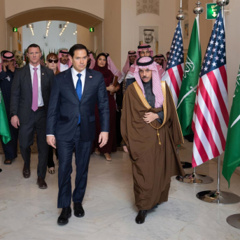 El secretario de Estado de EEUU, Marco Rubio, camina junto al ministro de Exteriores de Arabia Saudí, Faisal bin Farhan, antes de una reunión bilateral en Riad Europa Press/Contacto/Freddie Everett/State Depart