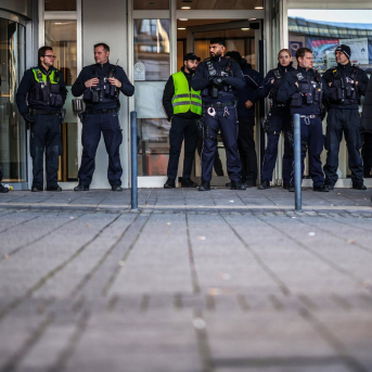 Agentes de Policía trazan un cordón a la entrada de la sucursal de una caja de ahorros afectada por un robo en Gelsenkirchen Christoph Reichwein/dpa