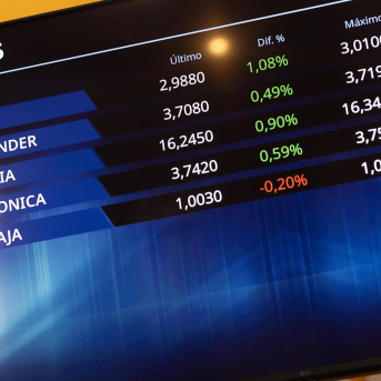 Un panel del Ibex 35 en el Palacio de la Bolsa, a 17 de noviembre de 2023, en Madrid (España).   Eduardo Parra - Europa Press