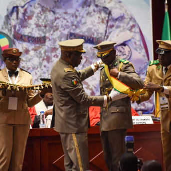 El líder maliense general Assimi Goita, en el centro de la imagen Nicolas Remene/Le Pictorium Agen / DPA