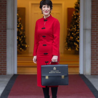 La ministra de Seguridad Social, Inclusión y Migraciones y nueva portavoz del Gobierno, Elma Saiz, posa con su cartera, en el Palacio de la Moncloa, este martes Eduardo Parra - Europa Press La ministra de Seguridad Social, Inclusión y Migraciones y nueva portavoz del Gobierno, Elma Saiz, posa con su cartera, en el Palacio de la Moncloa, este martes Eduardo Parra - Europa Press
