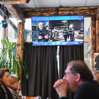 Televisor en Ginebra retransmite la noticia del accidente durante una fiesta en una estación de esquí de Suiza que se ha cobrado la vida de alrededor de 40 personas Europa Press/Contacto/Lian Yi