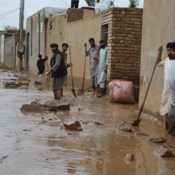 Residentes de Faryab, una de las provincias afectadas, limpian de lodo la calle tras inundaciones repentinas Europa Press/Contacto/Ahmad Zubair Residentes de Faryab, una de las provincias afectadas, limpian de lodo la calle tras inundaciones repentinas Europa Press/Contacto/Ahmad Zubair
