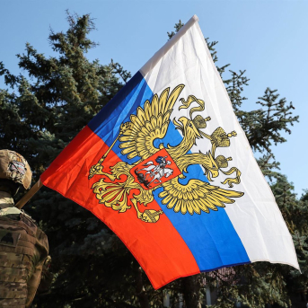 Un oficial de la Guardia Nacional rusa sostiene una bandera rusa en una calle de Melitópol, Zaporiyia Europa Press/Contacto/Alexander Polegenko