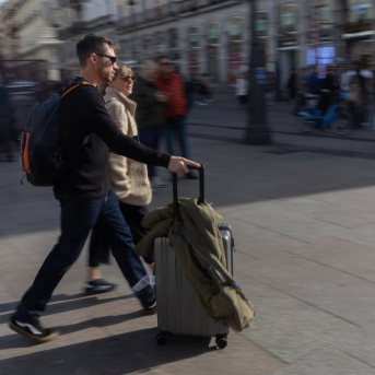 Dos turistas en la Puerta del Sol, a 29 de noviembre de 2024, en Madrid (España). Eduardo Parra - Europa Press Dos turistas en la Puerta del Sol, a 29 de noviembre de 2024, en Madrid (España). Eduardo Parra - Europa Press