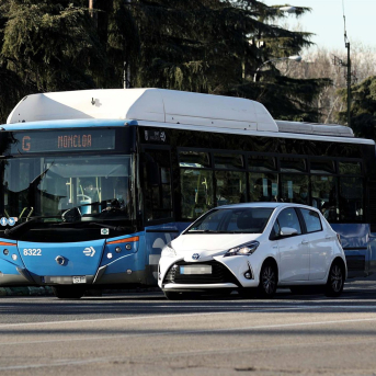 Un autobús de la EMT circula el día en que es gratis realizar viajes en los viajes de la EMT, a 11 de enero de 2022, en Madrid, (España).  Eduardo Parra - Europa Press
