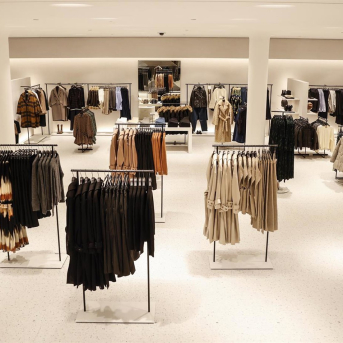 Ropa expuesta en la nueva macrotienda de Zara en el Boulevard Austria de Valencia, Rober Solsona - Europa Press Ropa expuesta en la nueva macrotienda de Zara en el Boulevard Austria de Valencia, Rober Solsona - Europa Press